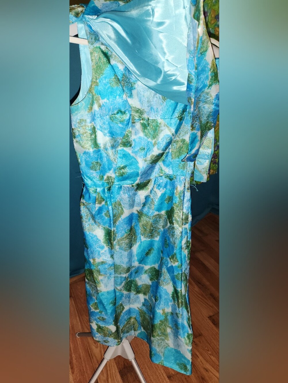 50s Sleeveless Blue Floral Wiggle Dress - Picture 2 of 5